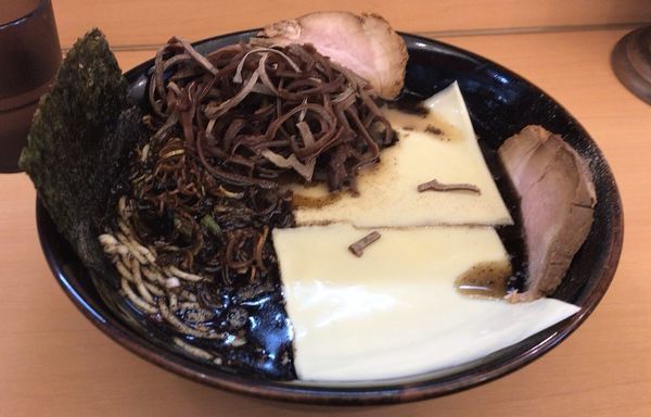 「黒らーめん＋Ｗチーズ(800円＋100円)」@らーめん梅吉の写真
