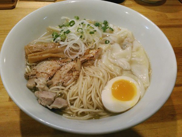 「海老ワンタン鶏そば（塩） ￥950」@めんや 正明の写真