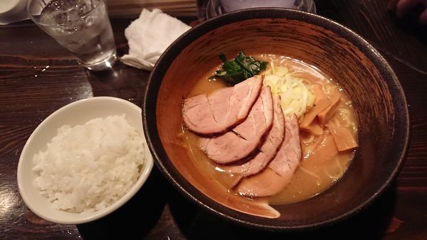 「一三五4枚ちゃーしゅー 950円 + 半ライス（無料）」@天虎の写真