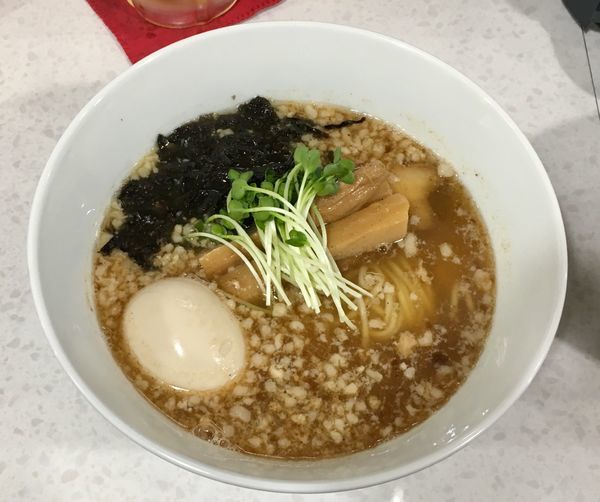 「カツオ出汁を合わせた背脂生姜醤油ラーメン 900円 +味玉」@ラーメン星印の写真