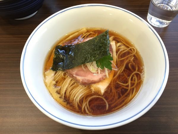「醤油らぁめん」@らぁ麺  麦一粒の写真