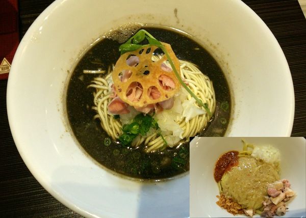 「【限定】烏賊墨と煮干＋限定替玉　800＋350円」@つくばらーめん 鬼者語 -オニモノガタリ-の写真