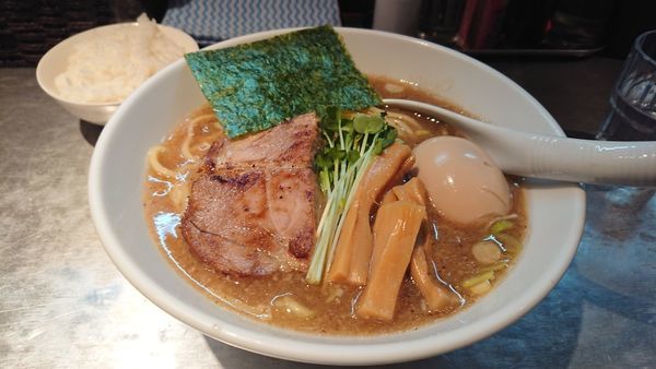 「玉やまらぁ　周年記念サービス大盛　小ライス」@麺 やまらぁの写真