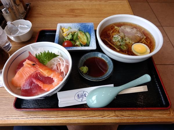「Ａランチ(海鮮丼＋醤油ラーメン)972円」@遊彩食の写真