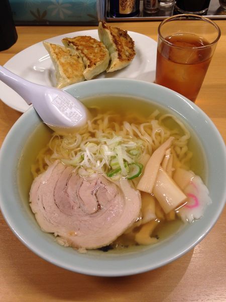 「ラーメン  餃子(3個入)  烏龍茶(ラーパス)」@らーめん 大金の写真