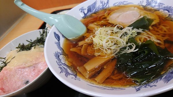 「日替わり ラーメン+小丼(520円)」@梅もと 新宿西口店の写真