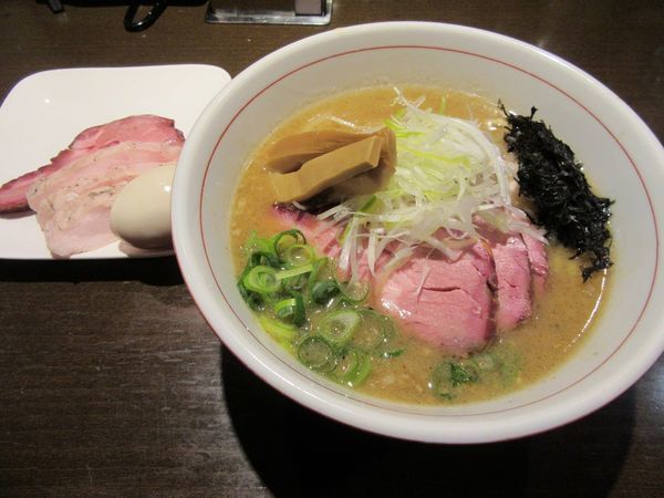 「味噌らぁ麺（８５０円）＋特製盛」@麺や 虎徹の写真