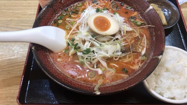 「満天辛麺激辛、餃子セット」@満天家 ゆいの杜店の写真