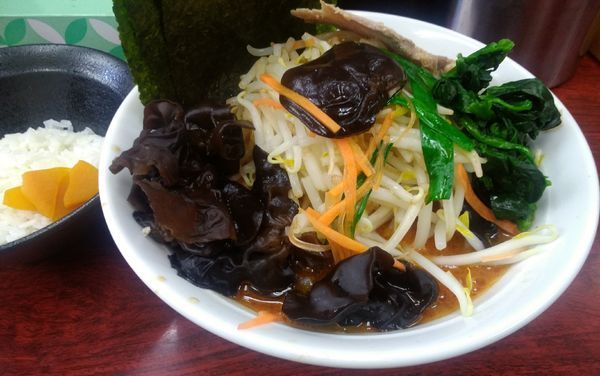 「ファイアーラーメン＋野菜盛り＋小ライス」@横浜ラーメン武蔵家 菊名店の写真