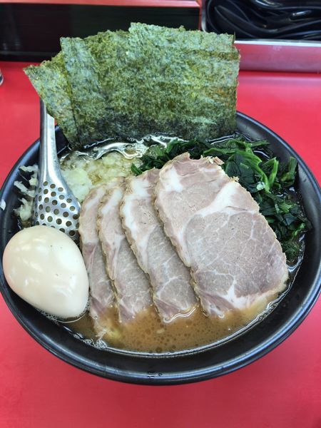 「100味玉ラーメン中盛り¥1.050タマネギ¥50ほうれん草¥1」@武蔵家直系 ぼうそう家の写真
