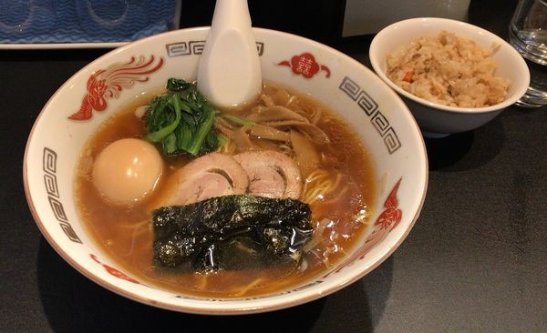 「醤油＋味付け玉子＋炊き込みご飯」@麺屋 くりの写真