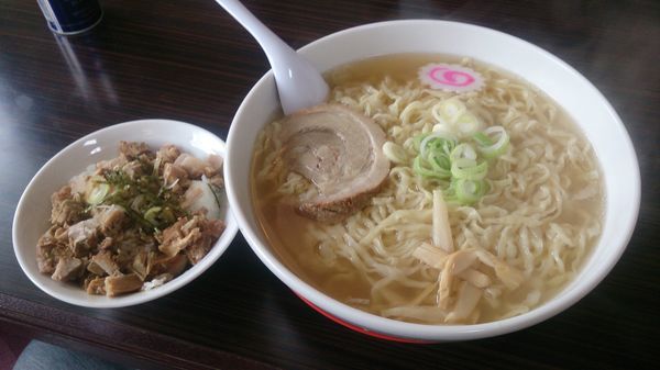 「らーめん特盛800円+ﾁｬｰｼｭｰ丼250円」@餃子とらーめん専門店 中村屋 荒川沖店の写真