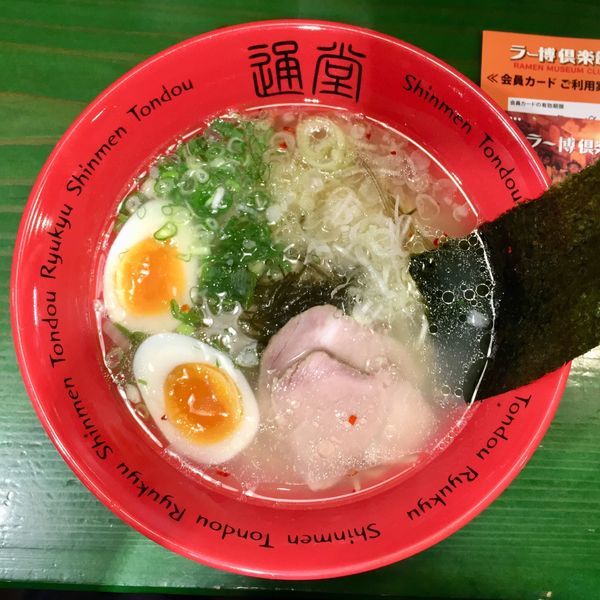 「通堂うま塩ラーメンおんな味（玉子入り）880円」@琉球新麺 通堂 横浜ラーメン博物館店の写真