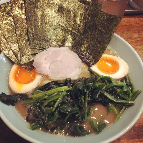 「ほうれん草ラーメン 味玉 のり」@横浜家系ラーメン 家家家 錦糸町店の写真