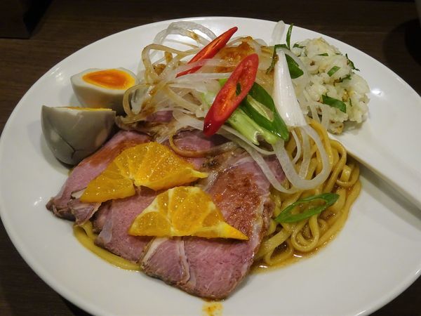 「鴨とラム・チャーシューの油そば（仮題）＋ ワンタンスープ」@八咫烏の写真