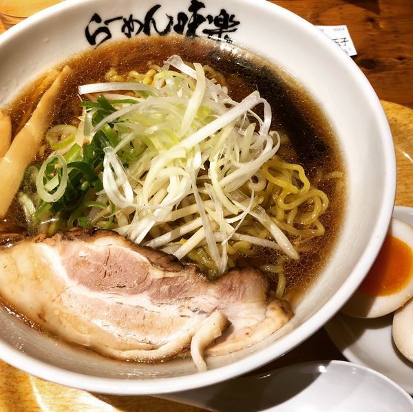 「焼き醤油ラーメン 味玉」@利尻らーめん 味楽 新横浜ラーメン博物館店の写真
