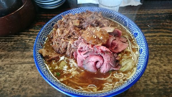 「かつおくんローストビーフのせ合盛1250円」@ぐるまん野州男の写真