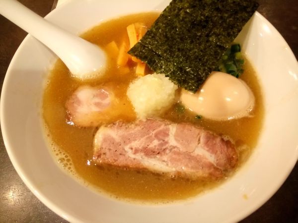 「しょうゆ800円+味付玉子100円」@麺や 麗の写真