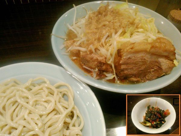 「小つけ麺（ヤサイマシ） ￥900・ニラキムチ」@立川マシマシ 8号店の写真