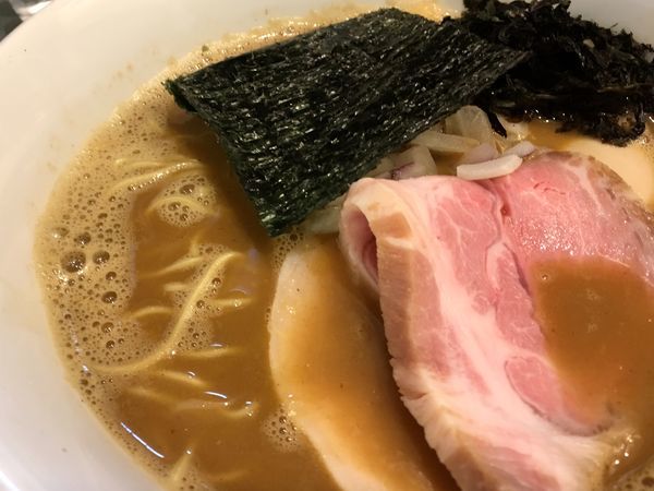 「濃厚煮干しラーメン＋味玉」@赤青(MURASAKI)の写真