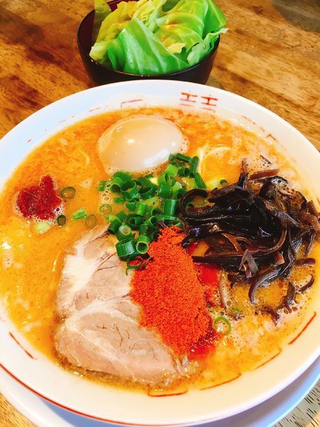 「赤鬼豚骨らーめん辛3 ゆでキャベツ」@中華そば専門 めんやいただきの写真