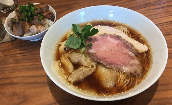 「ワンタン入り中華そば(細麺)＋ブタめし(900円＋150円)」@mojamojaの写真