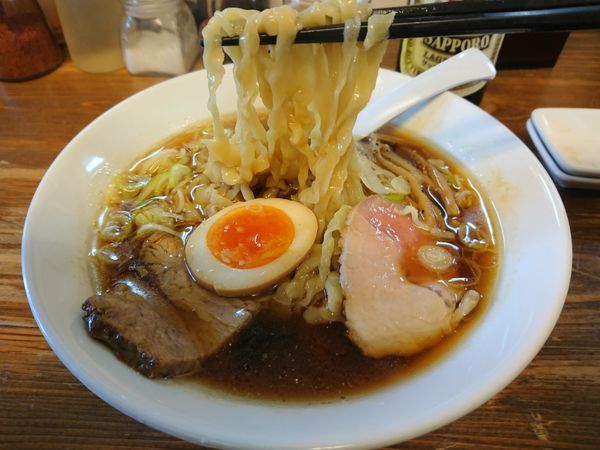 「醤油らーめん750円＋味玉」@くじら食堂の写真