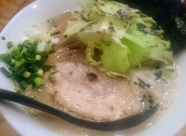 「らーめん＋マー油とキャベツ」@富士らーめんの写真