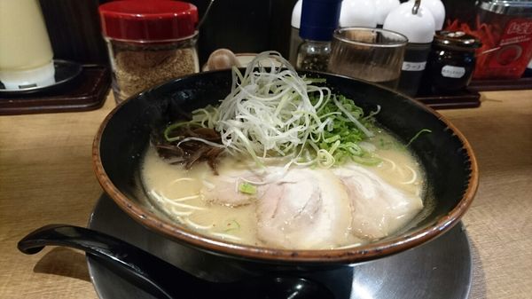 「ラーメン　＠６８０円」@元祖博多 中州屋台ラーメン 一竜 池袋東口駅前店の写真