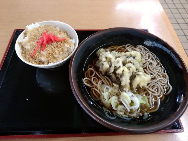 「一石二鳥そばＡセット(舞茸天ぷらそば＋そぼろご飯)500円」@そば・うどん 八起家 西口店の写真