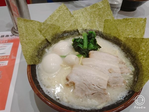「スペシャル豚骨塩ラーメン 味卵」@ラーメン達磨家 藤沢店の写真