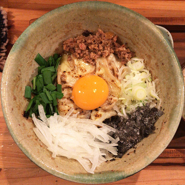 「まぜ麺 焦がしチーズ（並）＋玉ネギスライス」@まぜ麺mahorobaの写真