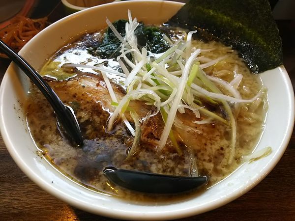 「まーゆ　とん黒　：細麺　（麺大盛り）」@信州麺屋 とんずら －カエン－の写真