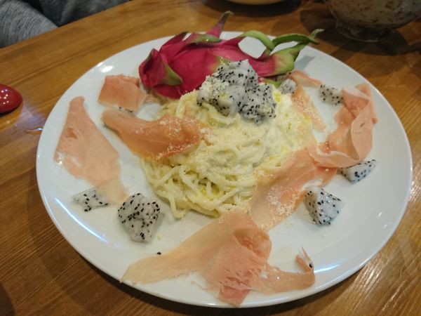 「【ムサコ式パスタ】メラメラの実？と濃厚チーズと生ハムパスタ」@ラーメン カワタカの写真