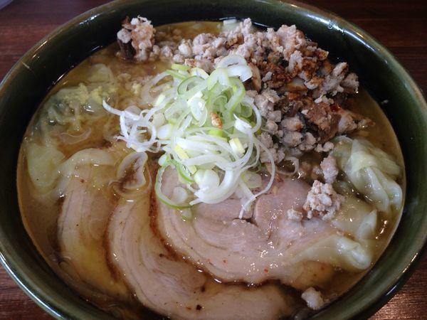 「味噌チャーシューメン + ワンタン + 挽肉」@ラーメン郷の写真