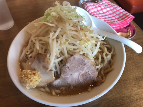 「がっつりラーメン大盛 870円 ランチサービス野菜増し」@ラーメン岩佐 下鶴間店の写真