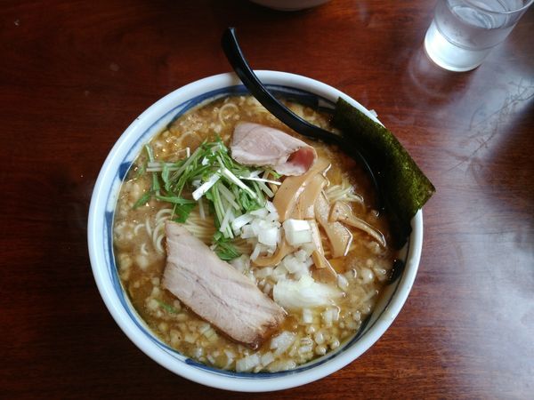 「濃厚背油煮干ラーメン」@らぁ麺 亀我楽の写真