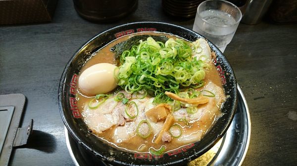 「とんこつラーメン 味たまご付き　＠８８０円」@無鉄砲 東京中野店の写真