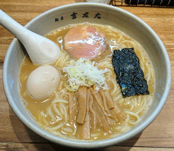 「大盛りらーめん味玉」@麺屋吉左右の写真