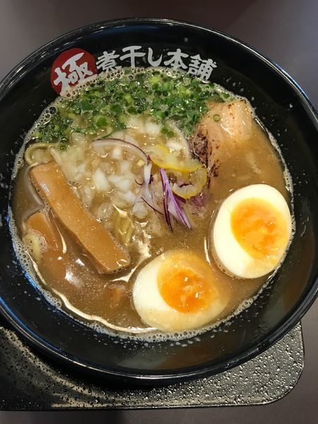 「魚介煮干しラーメン味玉 890円」@極煮干し本舗 蘇我店の写真