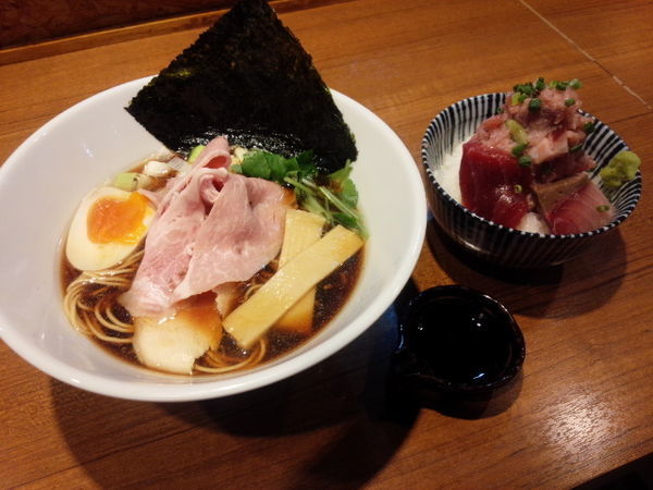 「煮干そば黒醤油・海鮮丼」@寿製麺よしかわ 川越店の写真