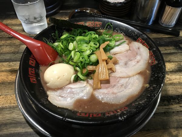 「味玉とんこつラーメン(ハリガネ，ネギ多め)」@無鉄砲 東京中野店の写真