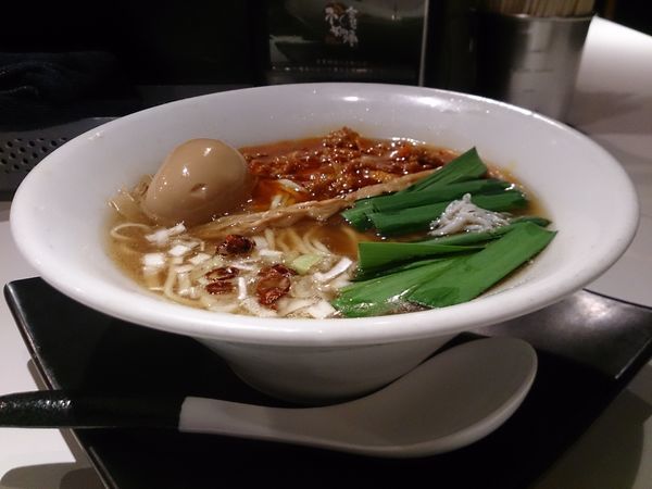 「スタナミ辛味煮干しそば+味玉」@一汁三にぼし 裏不如帰の写真