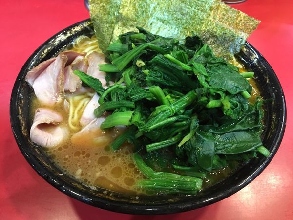 「大盛チャーシュー麺固め濃いめ生法蓮草」@家系総本山 ラーメン吉村家の写真