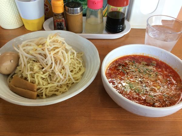 「紅（あか）つけ麺+味玉」@鑫龍の写真