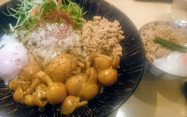 「なめこあえそば（限定、１２００円）＋温泉卵と地鶏そぼろ飯」@饗 くろ㐂の写真