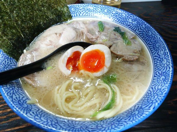 「味玉チャーシューメン」@豚骨醤油 蕾の写真