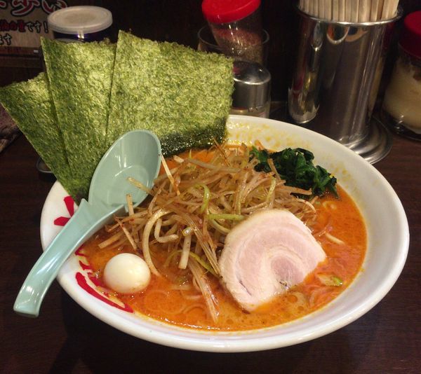 「辛豚ラーメン 辛ネギ 中太麺 油少なめ」@横浜家系ラーメン 吟家 花見川店の写真