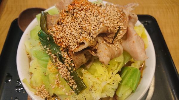 「肉南蛮そば」@なぜ蕎麦にラー油を入れるのか。 東新宿店の写真