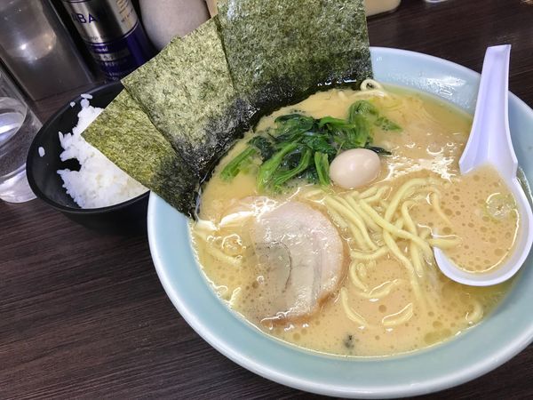 「醤油ラーメン(大盛り、濃いめ、油多め)」@横浜家系ラーメン お茶の水 魂心家の写真